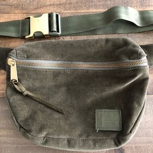 Hershel Fifteen Corduroy Hip Pack in Ivy Green